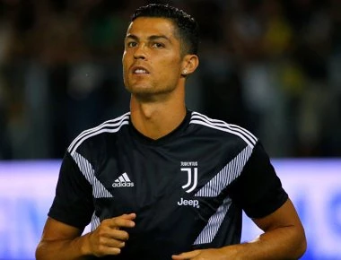 «Κύριος» Κ.Ρονάλντο: 'Εβγαλε selfie με εισβολέα στο Ολντ Τράφορντ (βίντεο)